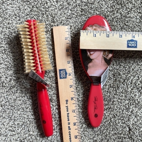 Marilyn Monroe Set of 2 Boar Hair Brushes Red - Picture 3 of 3